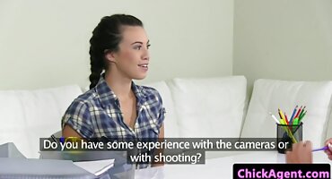 xem phim xxx Một kẻ lừa đảo ukraine quyến rũ một người bạn sex trên xe và liếm tinh trùng.